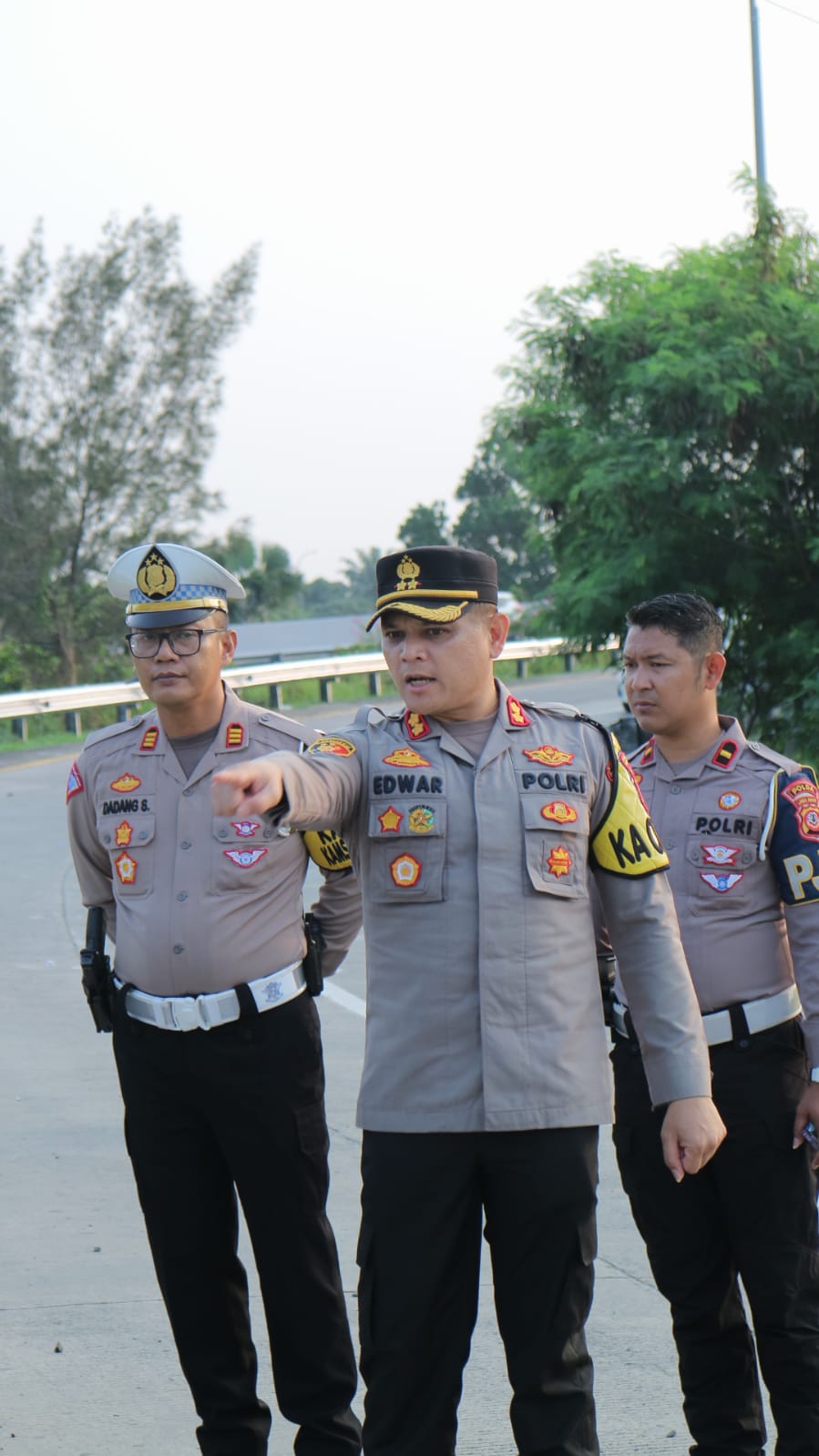 Kapolres Purwakarta AKBP Edwar saat berada di lokasi kecelakaan bus Handoyo