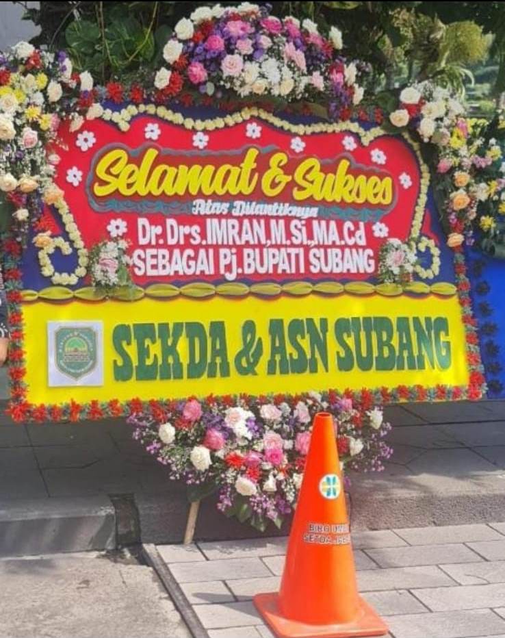 Karangan bunga ucapan selamat dan sukses atas dilantiknya Imran sebagai Penjabat Bupati Subang.