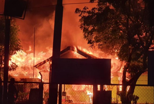 Bangunan Dibakar Saat Mengantar Jenazah Mantan Gubernur Papua Lukas Enembe