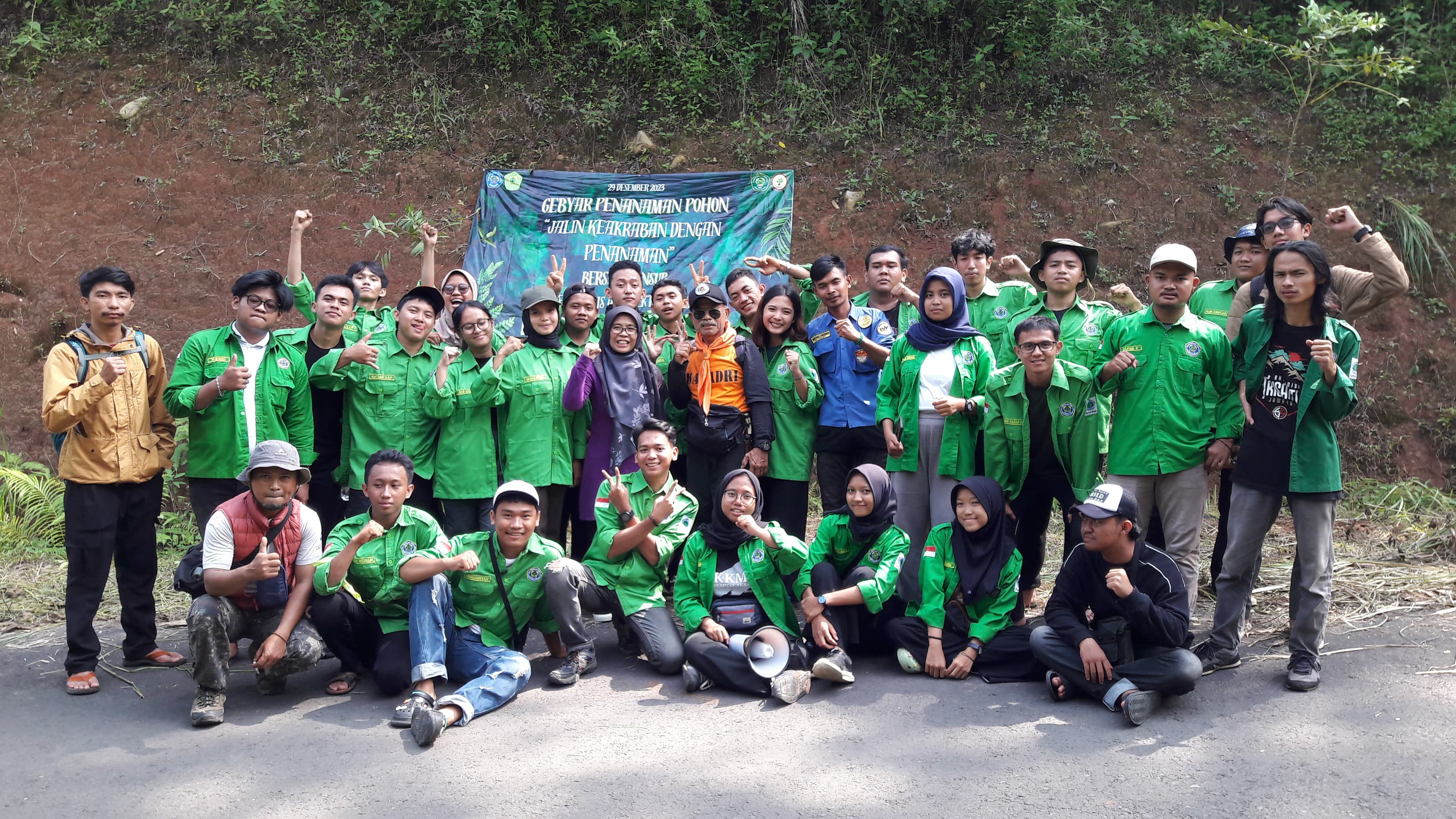 Fakultas Agrorektan Unsub Tanam 500 Pohon di Sepanjang Jalan Baru Arah Bukanagara-Cisalak