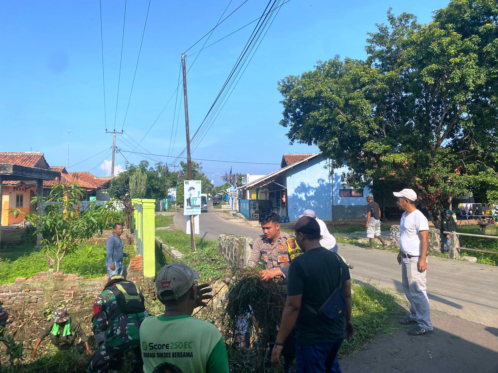 Warga Dan Kepolisisan Bekerjasama Normalisasi Sungai Cegah Banjir di Pantura