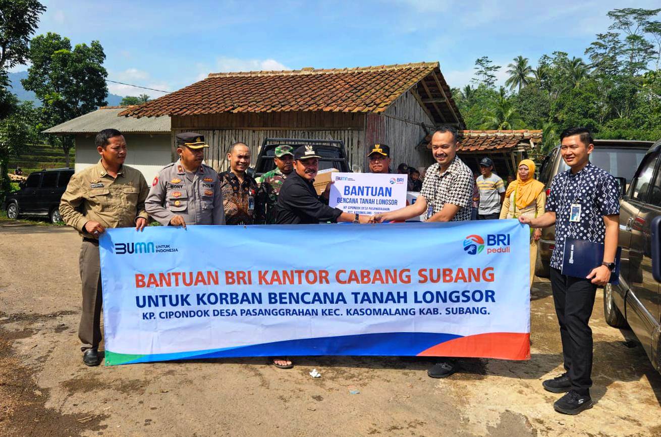 BRI Subang Bantu Korban Bencana Longsor Kampung Cipondok