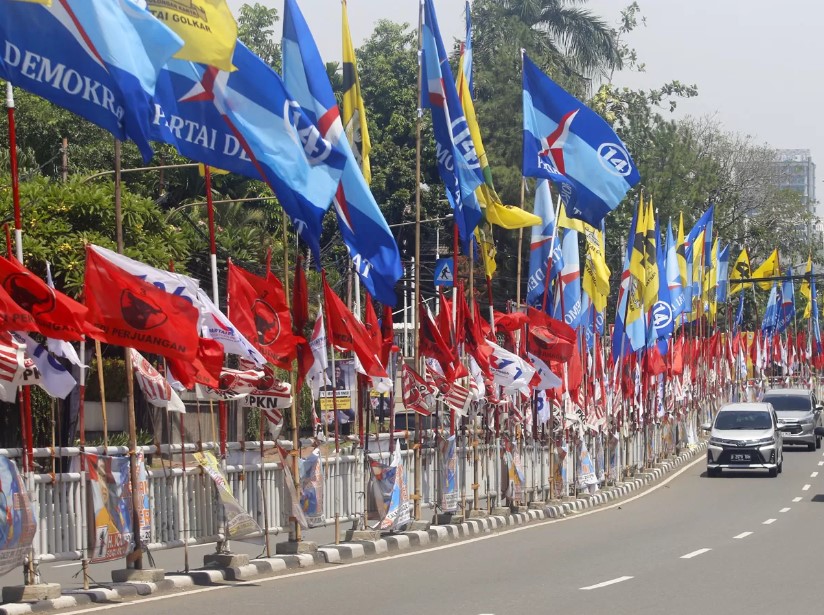 Gara-Gara Bendera Parpol, Kakek-Nenek Alami Kecelakaan di Flyover Kuningan