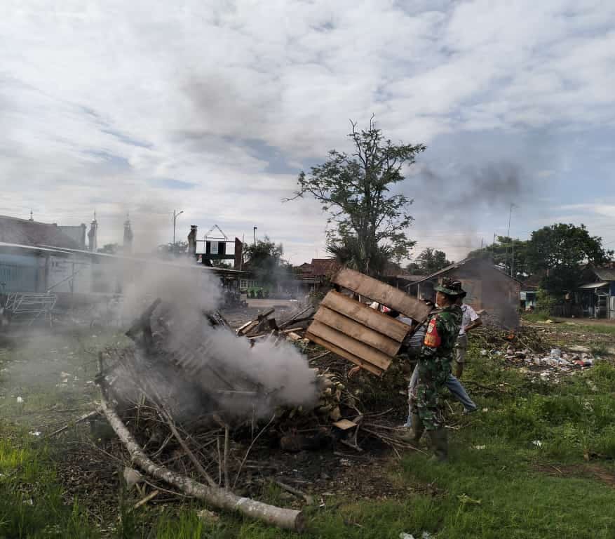 Personel Koramil 0409/Telagasari Karawang Kompak Gotong Royong Bersihkan Makam Keramat Syekh Quro