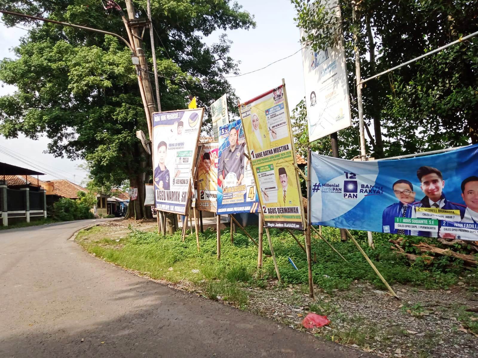 Pemasangan APK Caleg Langgar Aturan dan Estetika, Saptol PP Sibuk Lakukan Penertiban