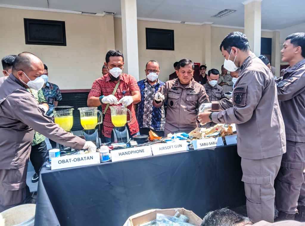 Kejari Karawang Musnahkan Barang Bukti Kejahatan, Dari Narkoba hingga Sejata Tajam