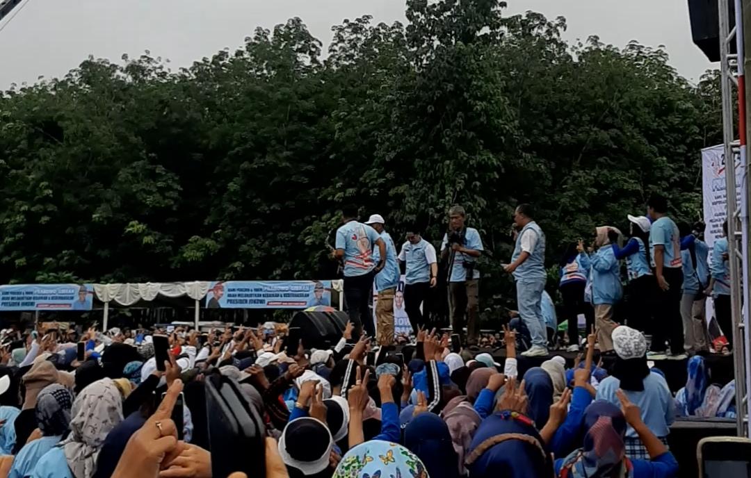 Ribuan Warga Subang Tunggu Kehadiran Prabowo di Lapangan Desa Rawalele
