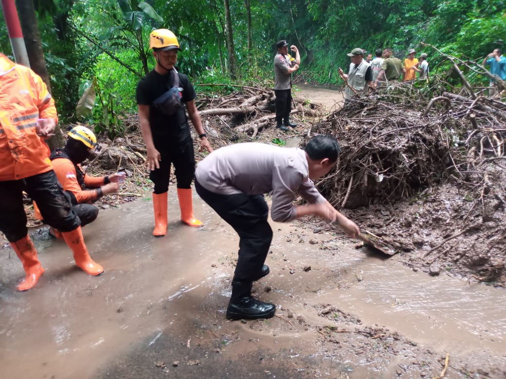 Petugas Gabungan Telah Bersihkan Material Longsor di Jalan Cijambe-Cirangkong