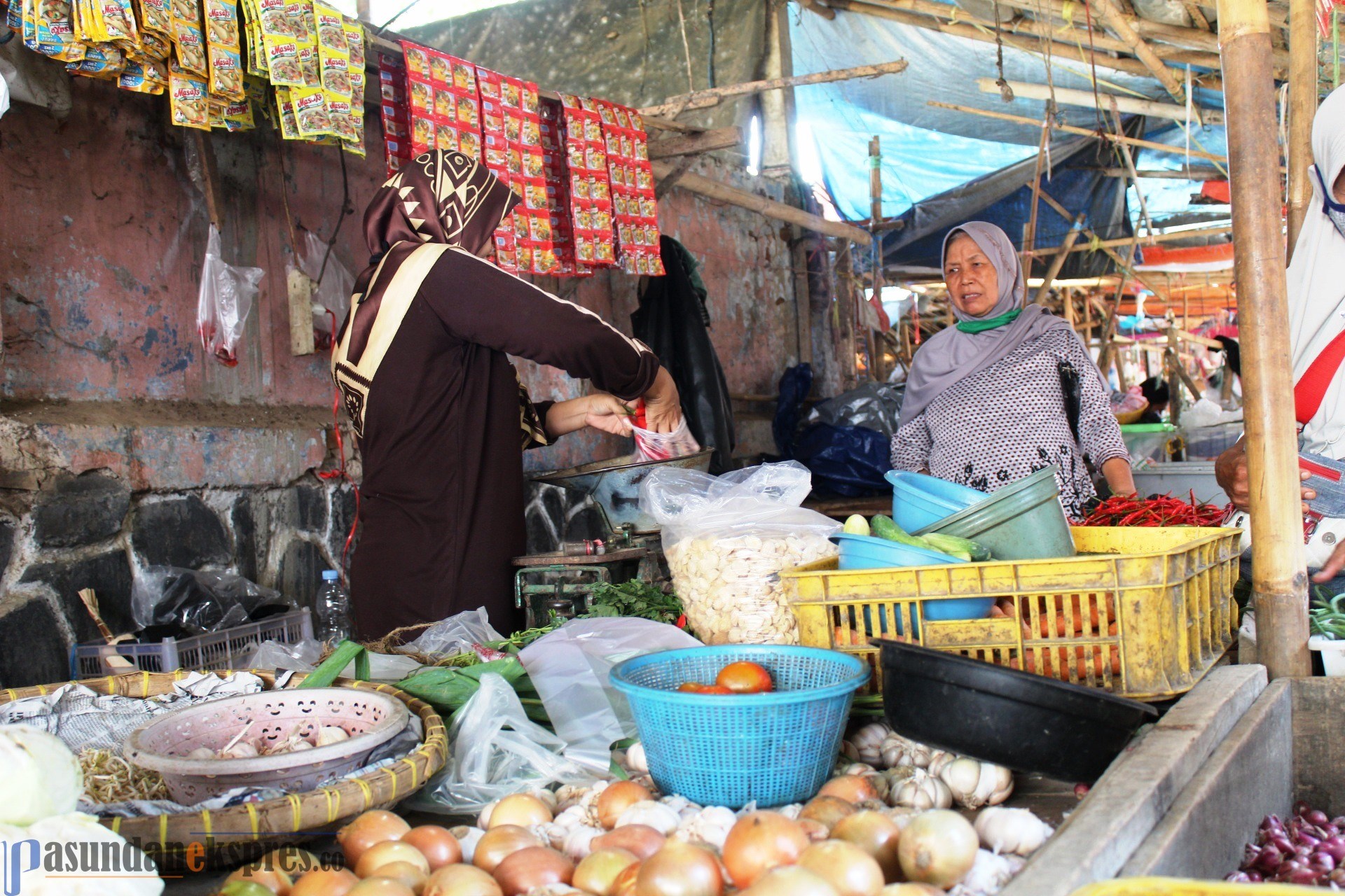 Pedagang di Subang Ngeluh Harga Sembako Tinggi