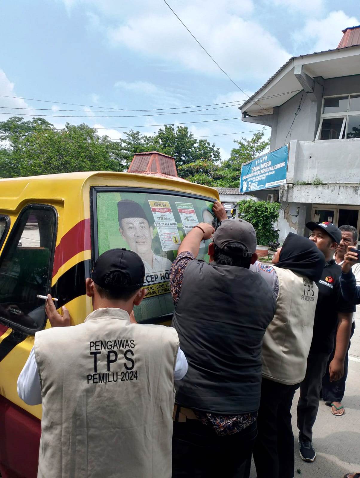 Bawaslu dan Dishub Kabupaten Karawang Tertibkan APK di Angkot