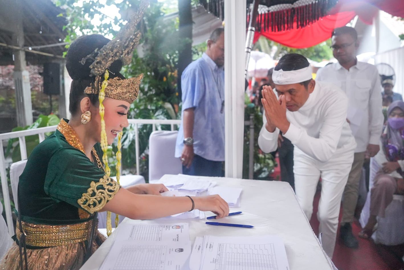 Saat Hujan dan Petir Tandai Kehadiran 'Nyi Ratu Kidul' di TPS Kang Dedi Mulyadi