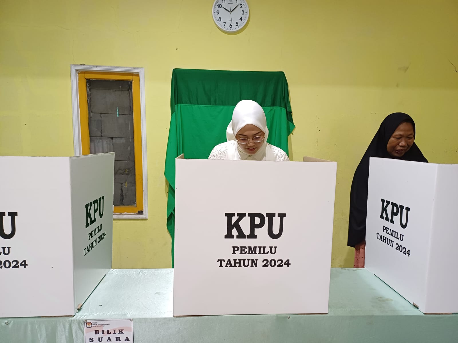 Gaya Anne Ratna Mustika Nyoblos di TPS Gunakan Kebaya Putih Disambut Senyuman Warga