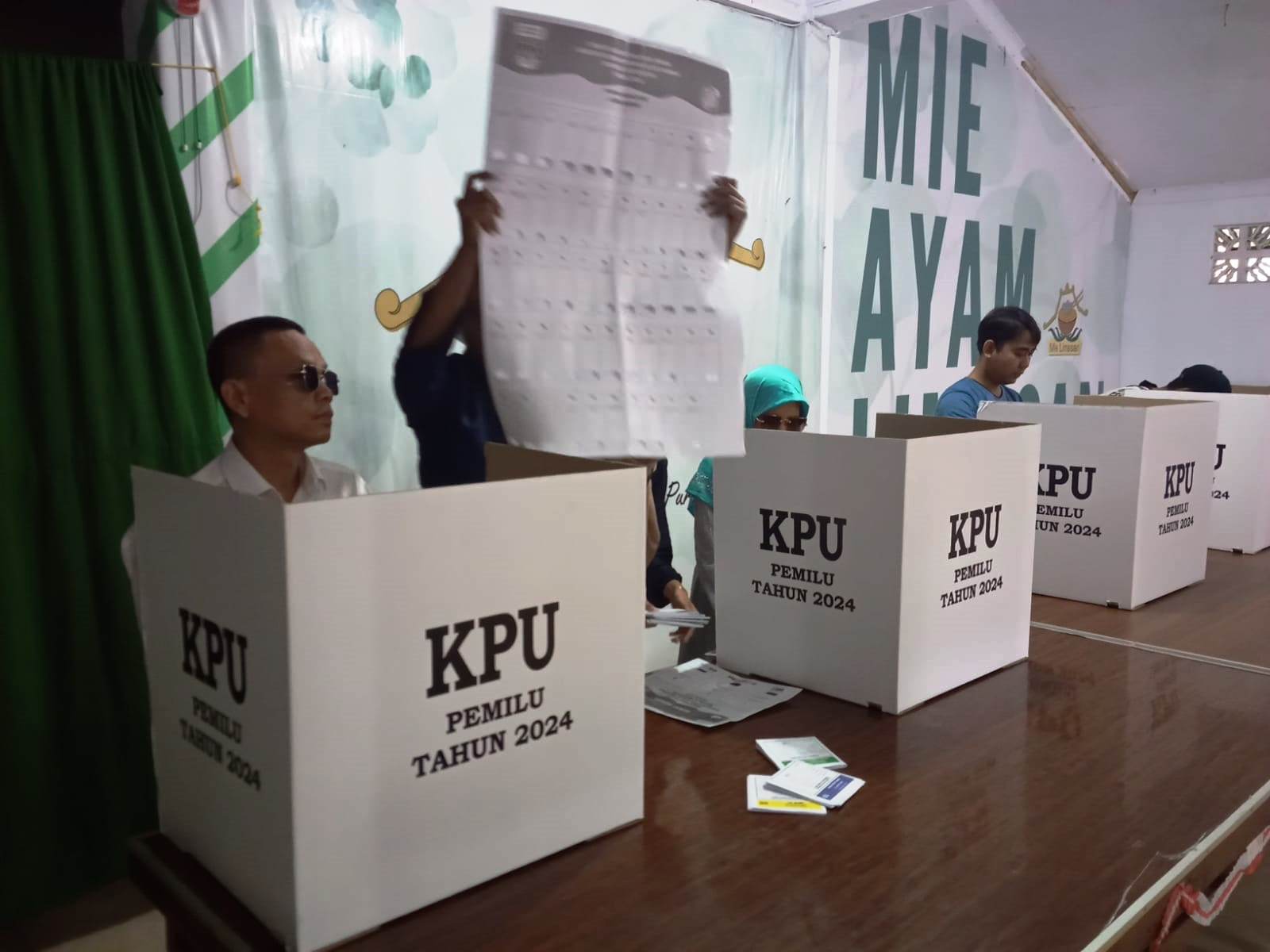 Pasangan Disabilitas Netra Antusias Salurkan Suara di Purwakarta