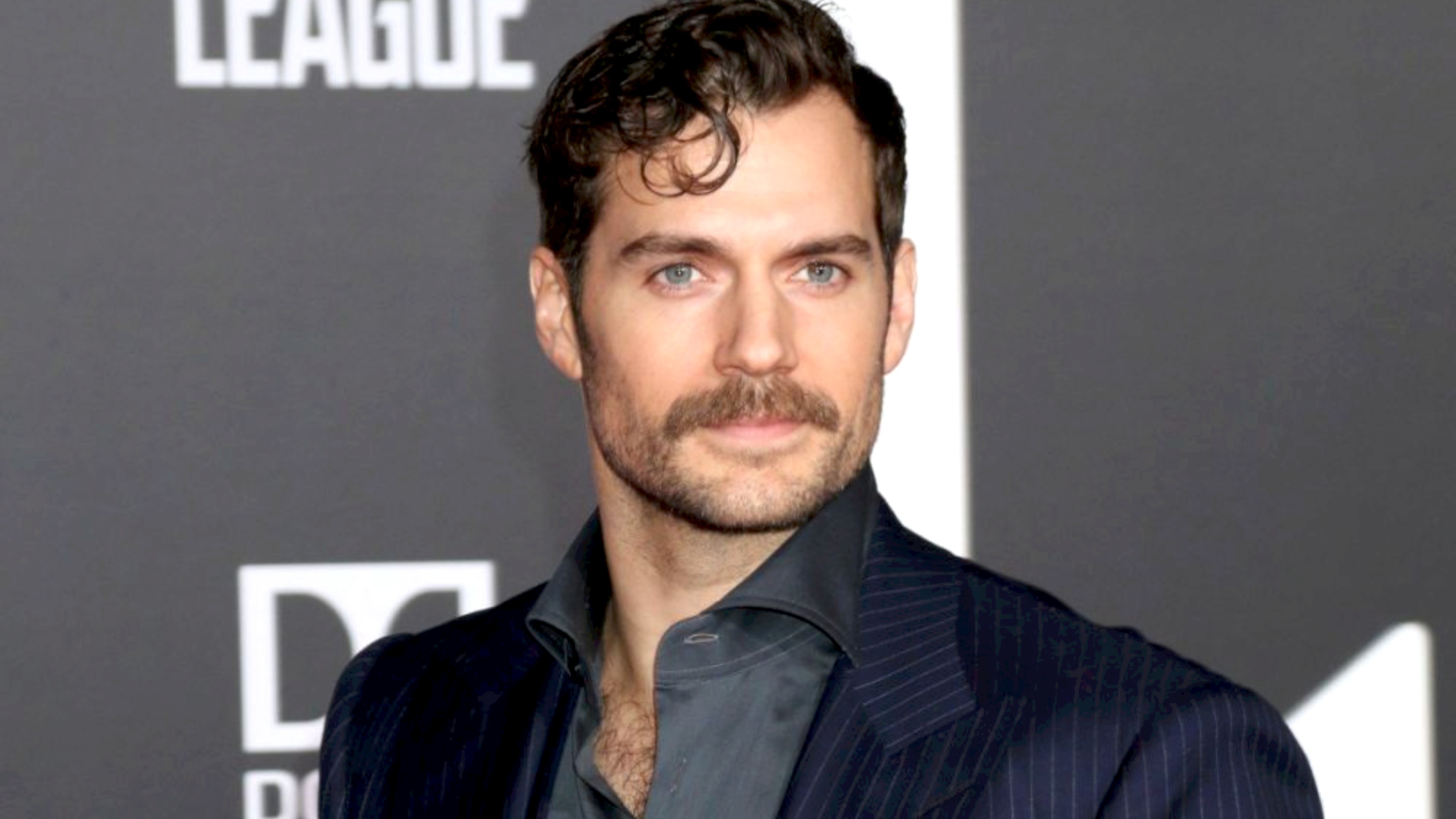 Henry Cavill Menyebut Adegan Dewasa Tak Penting dalam Film