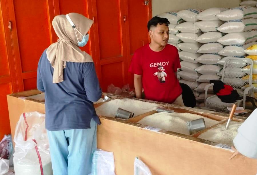 Harga Beras Tembus Rp15.000 per Kg, Pembeli di Subang Mengeluh
