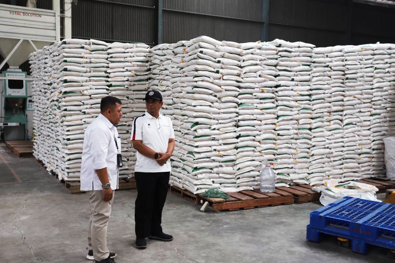 Stok Beras Aman Hingga Ramadan, Ketua DPRD Kota Bandung Tedy Rusmawan Cek Gudang Bulog