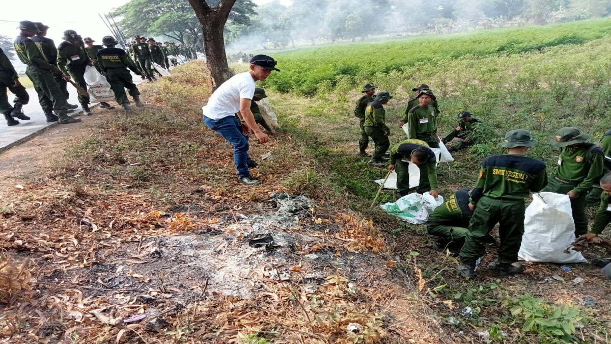 Gebyar Jumsih (Jumat Bersih) di Kecamatan Cipunagara berhasil menarik partisipasi lebih dari 700 orang