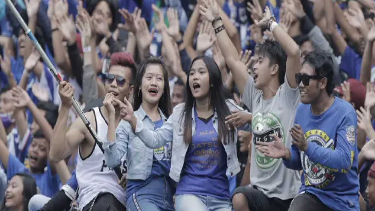 Bobotoh Persib saat pertandingan melawan Arema FC pada laga persahabatan di Stadion GBLA, Bandung, Minggu (18/3/2018). Persib menang 2-1 atas Arema. sumber (Bola.com/M Iqbal Ichsan)