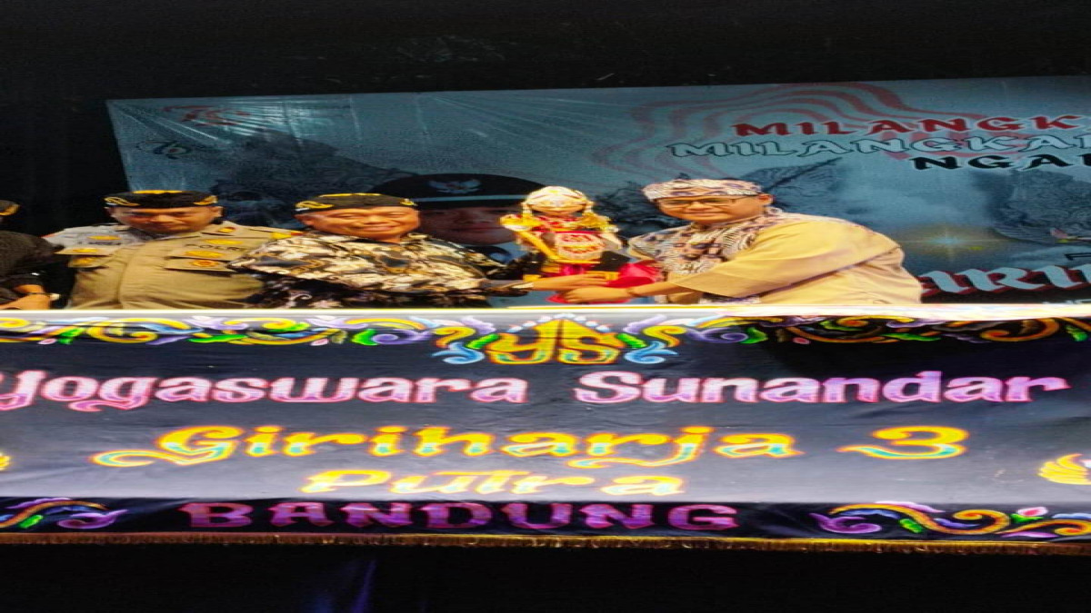 Berbagi Hadiah hingga Santunan, Wayang Golek Meriahkan Milangkala 41 Tahun Desa Kertajaya