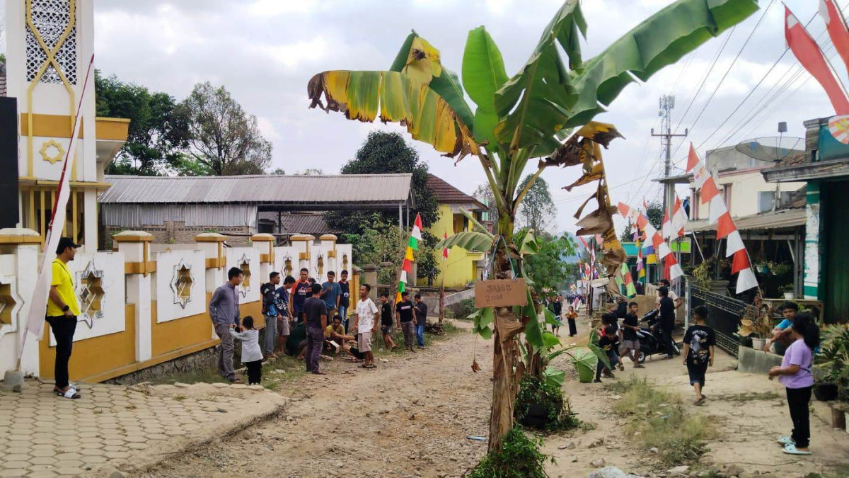 Warga Pasirangin Tanam Pohon Pisang di Tengah Jalan di Purwakarta