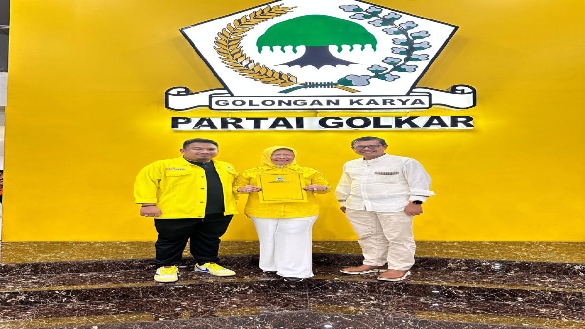 Elita Budiati, Reynaldi dan Agus Masykur foto bersama di belakang backdrop logo Partai Golkar. Sinyal pasangan Elita Budiati dan Agus Masykur semakin kuat di Pilkada Subang.