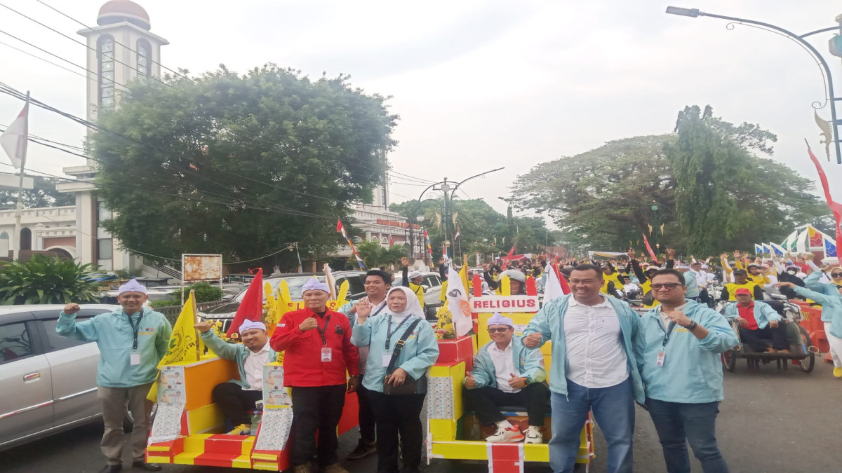 Reynaldi dan Agus Masykur Berangkat Bersama Pendukung Naik Beca ke KPUD Subang