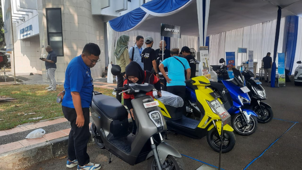 Pameran kendaraan listrik bank bjb yang di gelar di Parkiran Kantor Pemda Subang didatangi para pengunjung