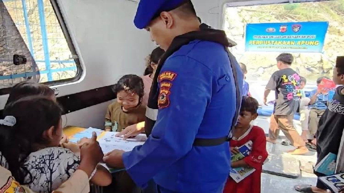 Satpolairud Purwakarta Ajak Anak Gemar Membaca lewat Perpustakaan Terapung