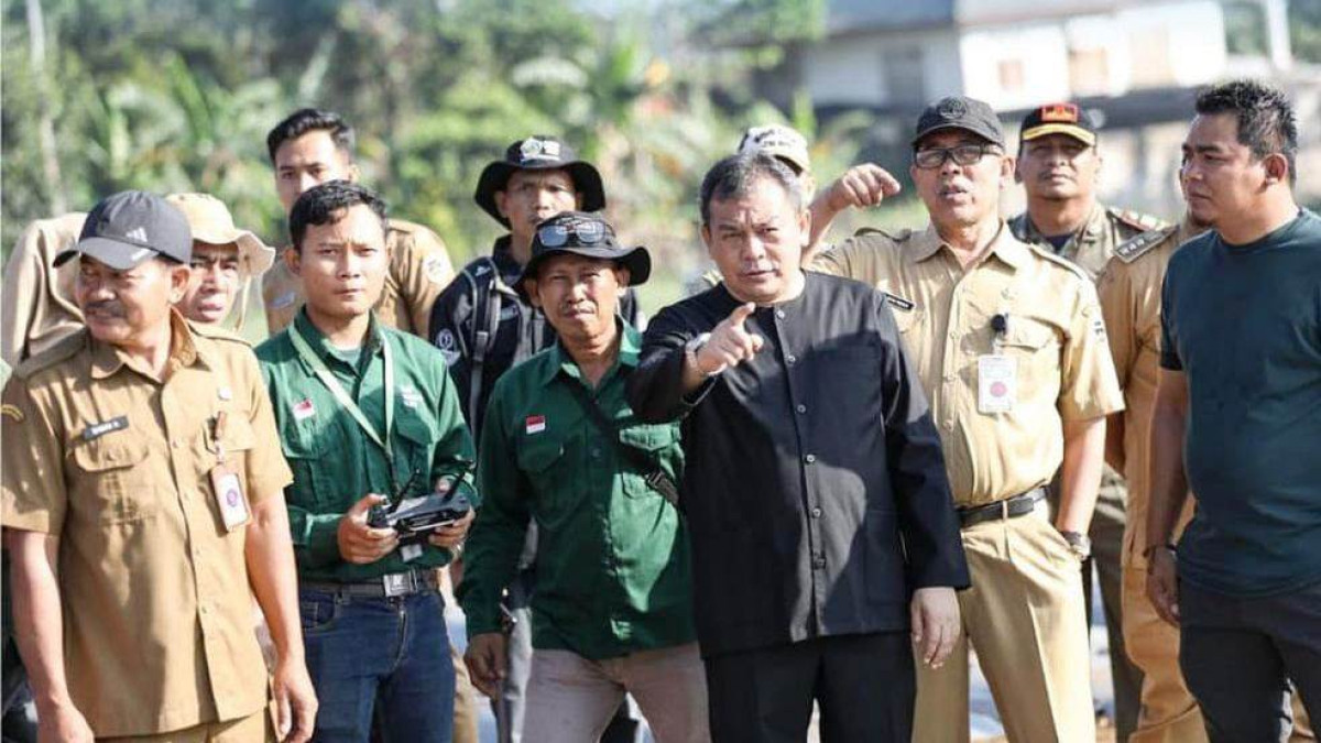 Pj Bupati Panen Cabai Rawit di Desa Cileunca