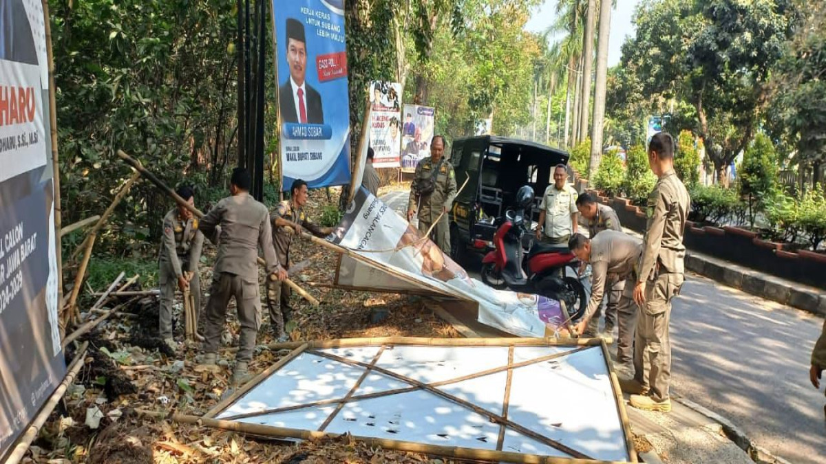 Satpol PP Subang Tertibkan Alat Peraga Sosial