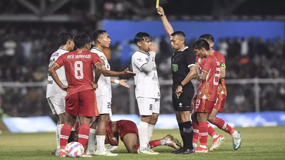 Wasit Eko Agus Sugiharto pertandingan babak 8 besar PON XXI Aceh-Sumut 2024 Banda Aceh, Sabtu, 14 September 2024. Sumber (Antara/Adeng Bustomi)