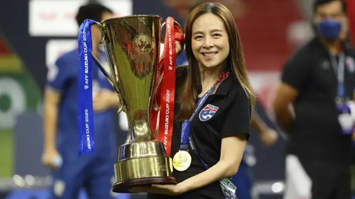 Manajer Timnas Thailand, Nualphan Lamsam, mendadak menjadi sorotan di ajang Piala AFF 2020. Tidak hanya di negaranya, Wanita yang akrab disapa madam Pang ini juga viral di Indonesia. Sumber (AP/Suhaimi Abdullah)