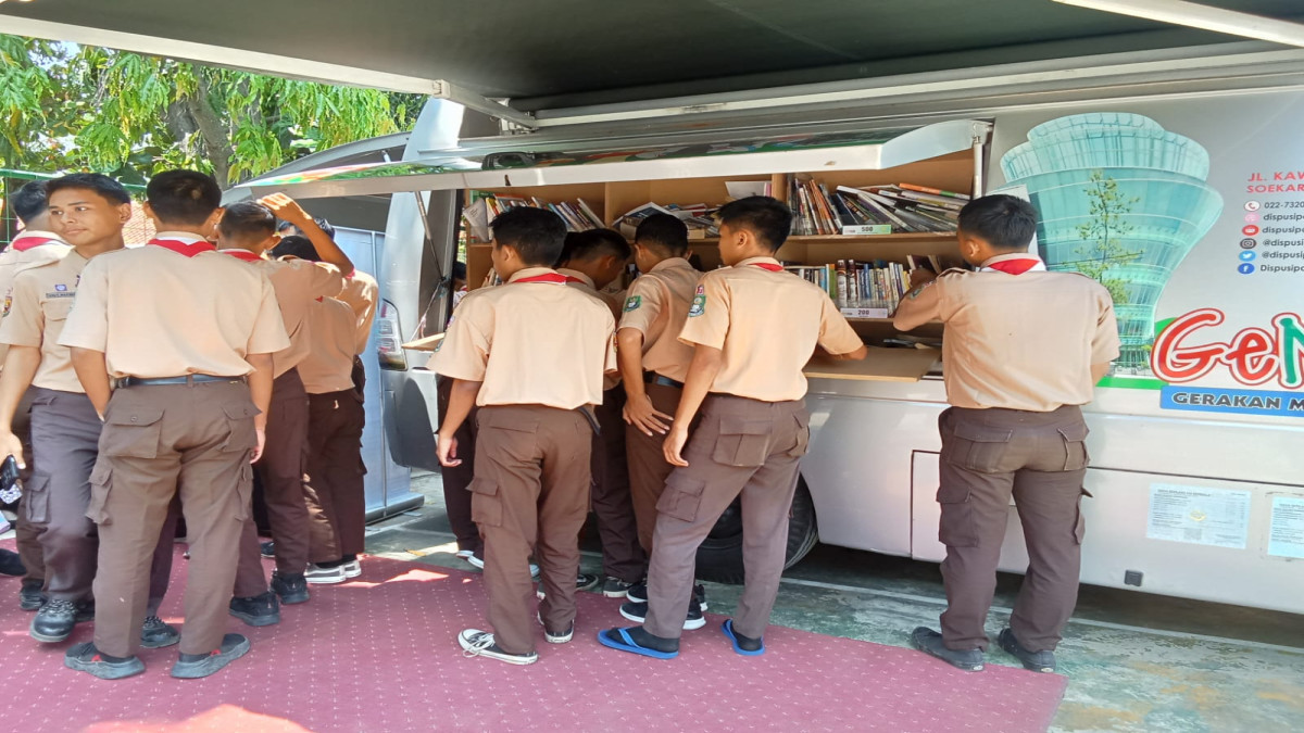 Tingkatkan Minat Baca, Perpustakaan Keliling Dispusipda Kunjungan ke Sekolah
