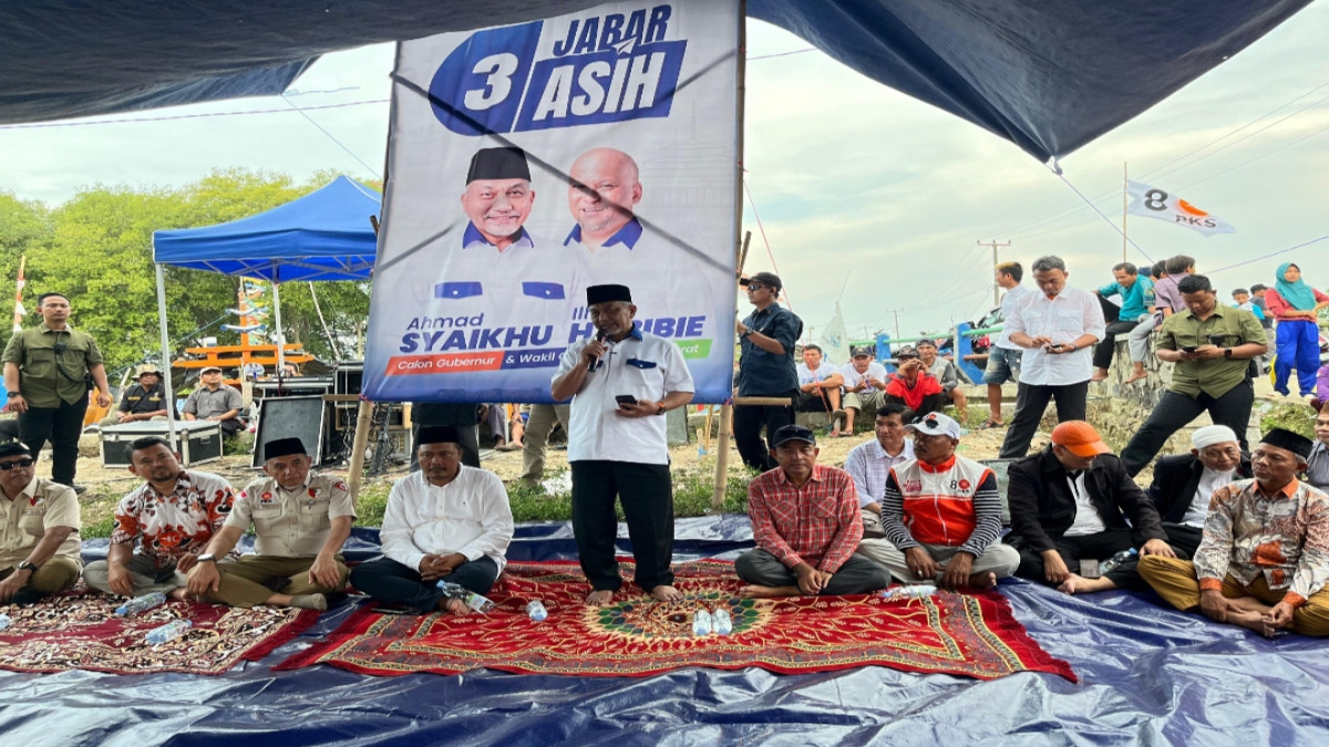 Calon Gubernur Jawa Barat nomor urut 3, Ahmad Syaikhu berdialog dengan nelayan di Pasir putih, Tegalurung, Kecamatan Cilamaya Kulon, Karawang, Jawa Barat, Minggu (29/9/2024).