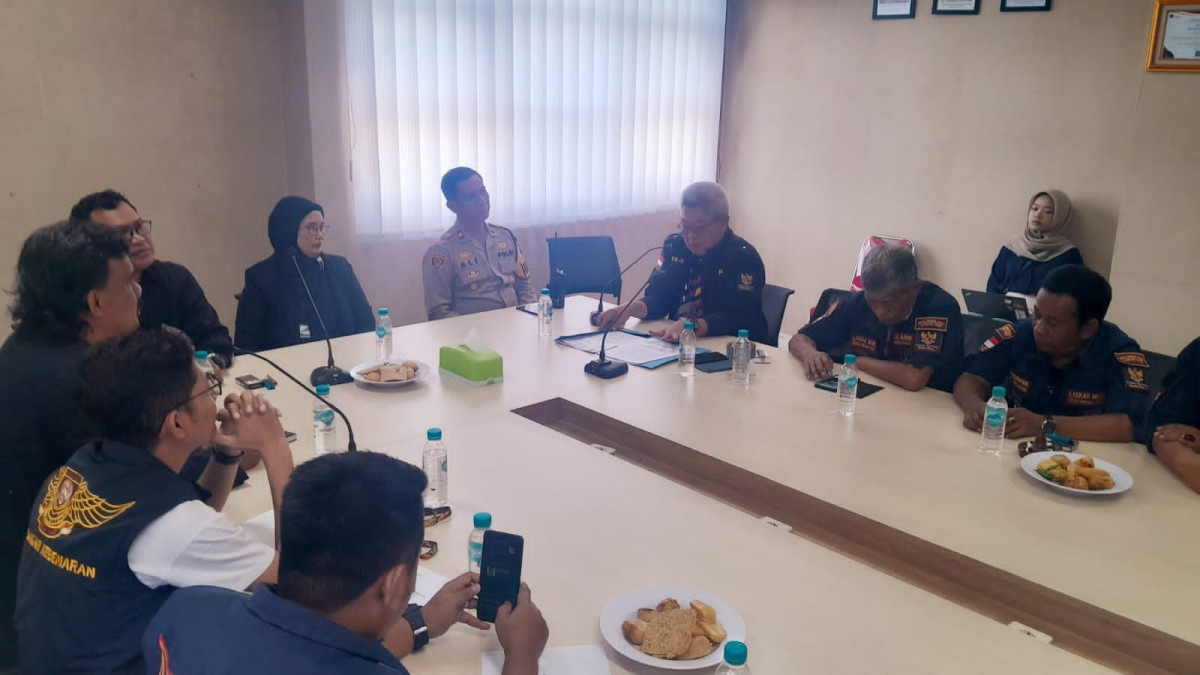 Viral Foto Ketua KPU Makan Bersama Calon Bupati, Netralitas KPU Karawang di Pilkada 2024 Dipertanyakan