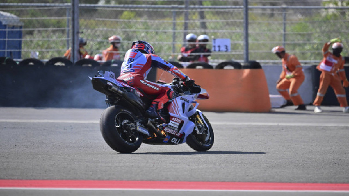 Pembalap Gresini Racing Marc Marquez, keluar lintasan saat balapan MotoGP Grand Prix Indonesia di Sirkuit Internasional Mandalika, Minggu (29/9/2024). Sumber Foto: Bay Ismoyo/AFP