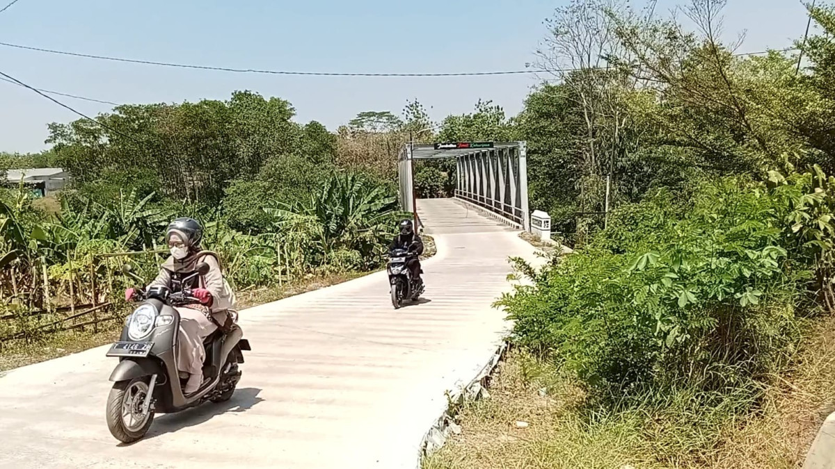 Pengendara saat melintas di Jembatan Jimat Kahuripan yang menghubungkan Desa Mekarwangi Kecamatan Pagaden Barat dan Desa Cikaum Timur Kecamatan Cikaum.