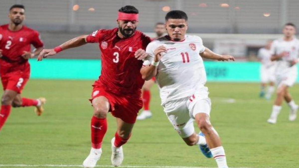 Pemain Timnas Indonesia Ragnar Oratmangoen dikawal pemain Bahrain dalam laga Kualifikasi Piala Dunia 2026 Zona Asia di Bahrain National Stadium, Kamis (10/10/2024). Laga berakhir imbang 2-2.