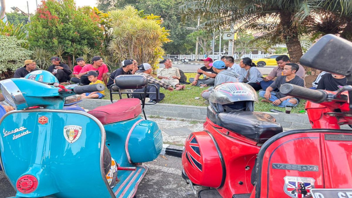 Gaya Lesehan Kang Jimat Ngobrol Santai dengan Komunitas Vespa di Subang