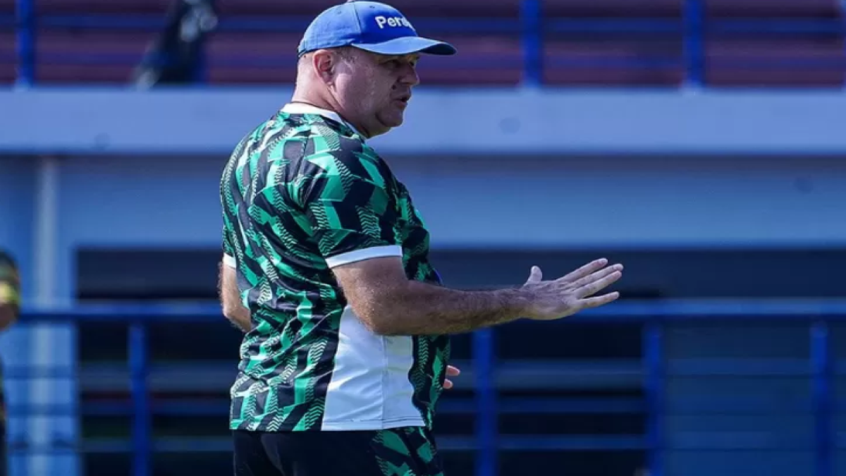 Pelatih Persib Bandung, Bojan Hodak saat memimpin latihan tim asuhannya. Sumber (Instagram @persib)