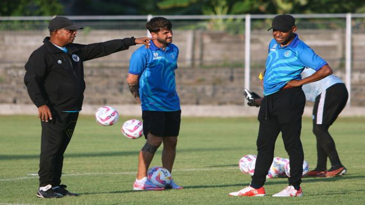 Pelatih baru PSBS Biak, Emral Abus saat melatih di Lapangan Sepak Bola Gelora Samudera, Rabu (16/10/2024). Foto: Dokumentasi PSBS Biak