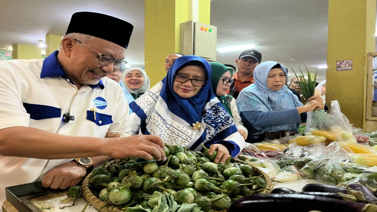 Ahmad Syaikhu saat menyapa masyarakat dan pedagang Pasar Cikijing, di Jalan Cikijing - Darma, Kecamatan Cikijing, Kabupaten Majalengka, Sabtu (19/10/2024).