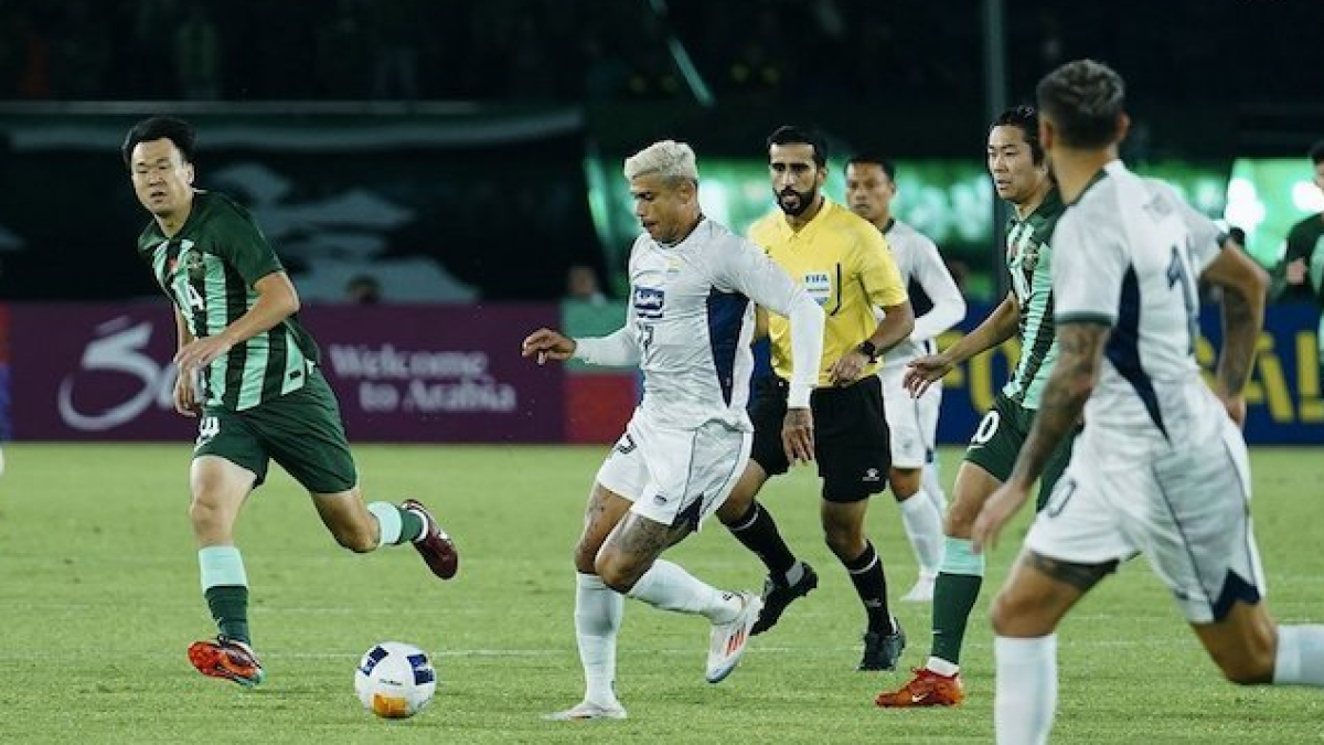 Aksi Ciro Alves di laga Zhejiang vs Persib Bandung di Huanglong Sports Center Stadium, Kamis (3/10/2024). (c) Dok. Persib Bandung X