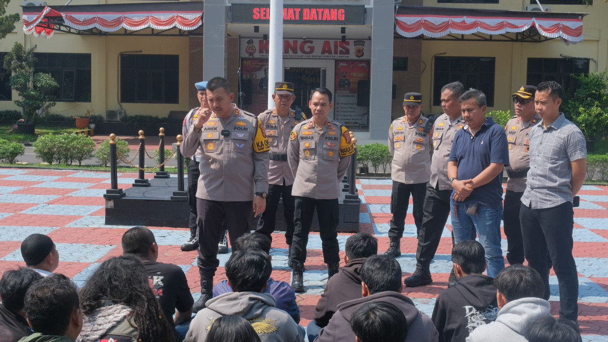 Suporter Persikas Subang Nyalakan Flare di Depan Hotel Betha Kapolres Beri Teguran dan Pembinaan