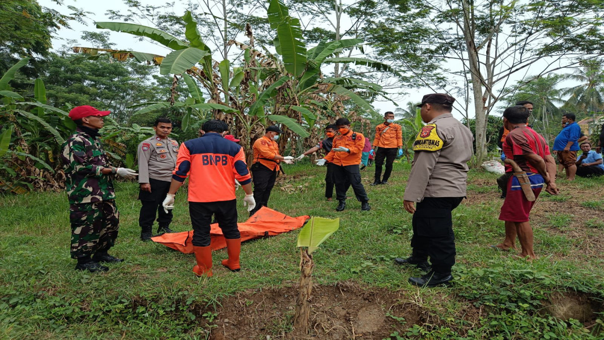 Kapolsek Cijambe beserta jajaran lainnya saat melakukan evakuasi korban hanyut di Sungai Tanjungwangi, Cijambe.