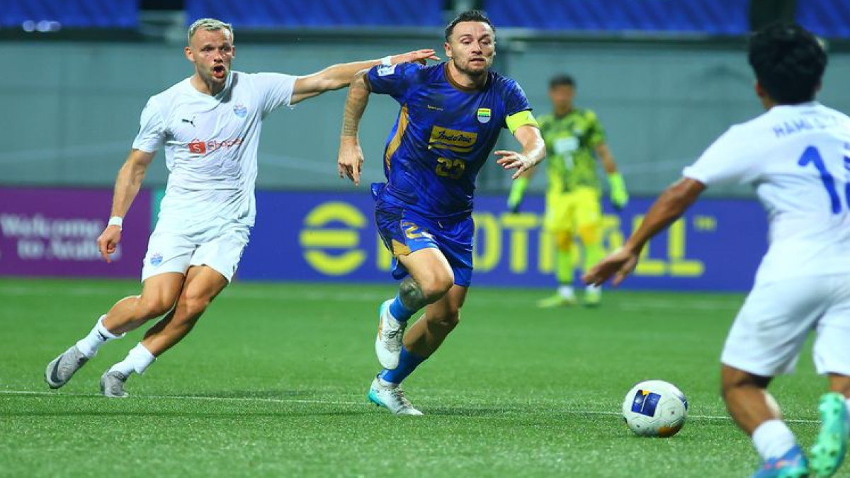 Gelandang Persib Bandung Marc Klok (biru) diganggu pemain Lion City Sailors FC Lennart Thy saat jumpa kedua tim di ajang AFC Champions League 2 (ACL 2) 2024-2025, Kamis (7/11/2024) di Stadion Jalan Besar, Singapura.(Dokumentasi AFC/ASIANA HH)