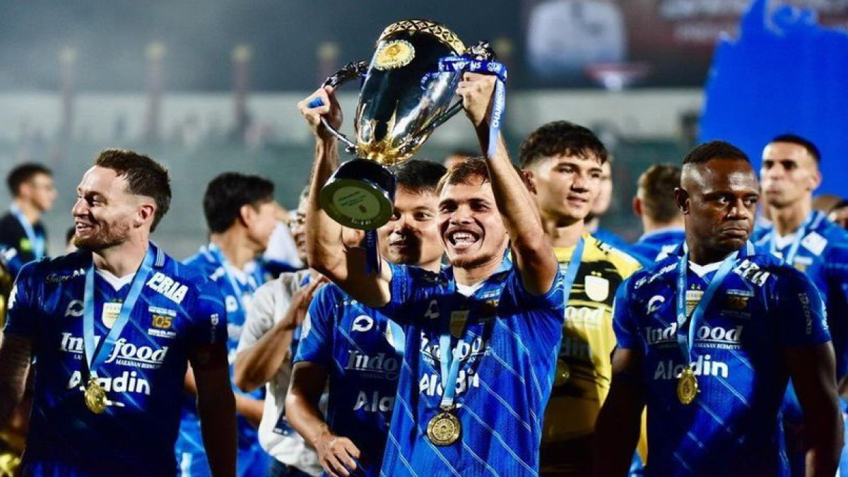 Rezaldi Hehanussa menjadi juara BRI Liga 1 2023/2024 bersama Persib Bandung. (c) Instagram @rezaldihehanussa