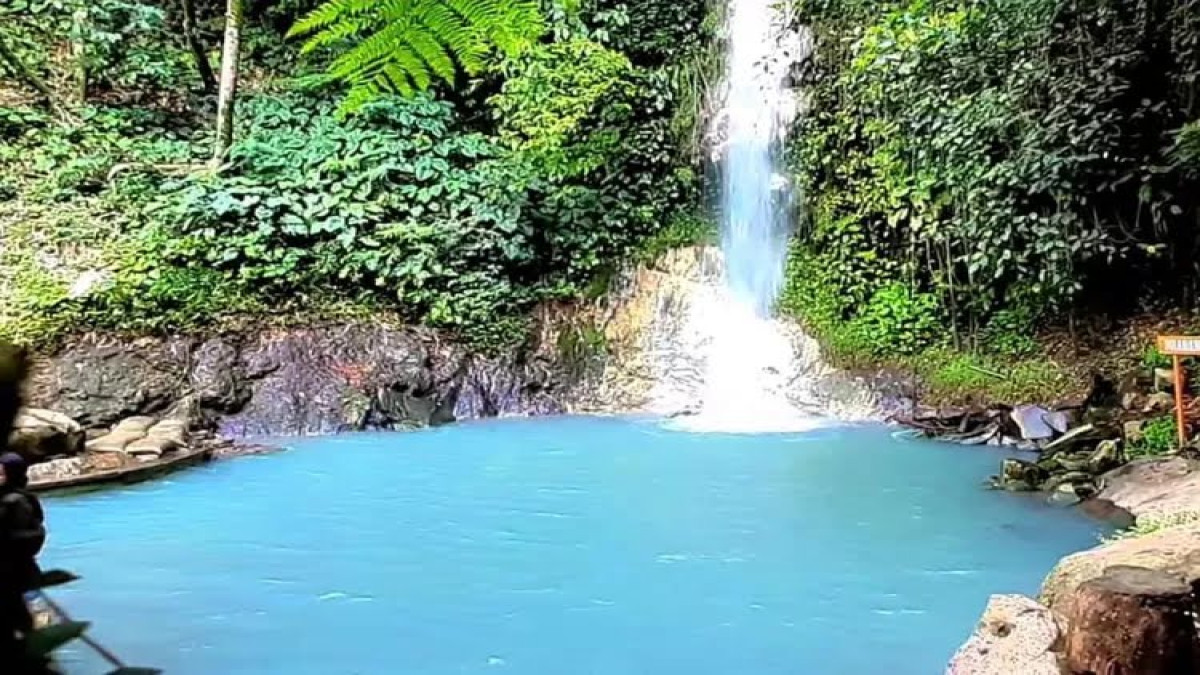 Keindahan Curug Koleangkak, Subang dengan air yang berwarna biru (YouTube KULIWISATA)