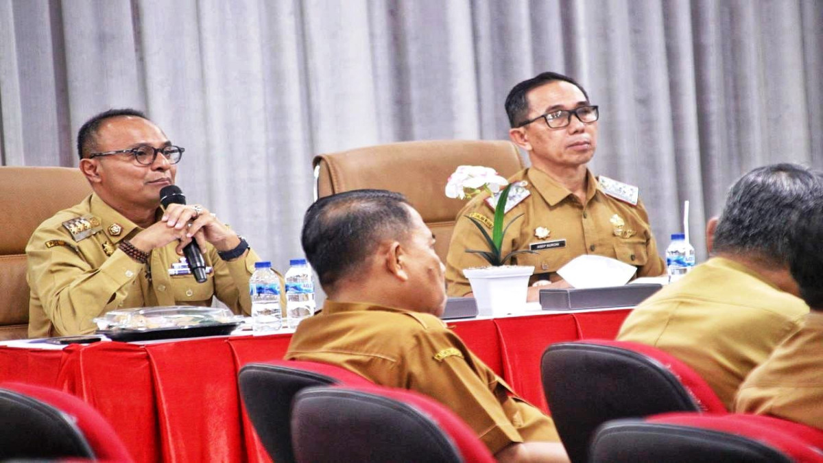 Pj. Bupati Sebut Bansos Menguntungkan Sebagian Kelompok, Lebih Baik untuk Perbaikan Sekolah dan Jalan