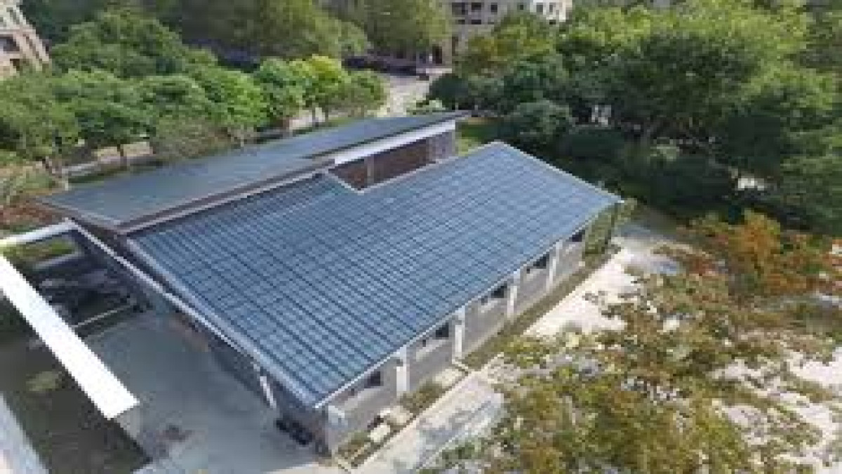 Ternyata, Genteng Solar Panel Bisa Nambah Estetika Rumah Loh!